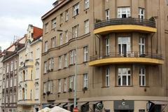 ilustrační fotografie, bytový dům, činžovní dům, Praha Dejvice 2017