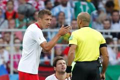 Grzegorz Krychowiak a rozhodčí Nawaf Shukralla v zápase Polsko - Senegal na MS 2018
