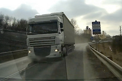 Řidič kamionu předjížděl do zatáčky a na plné čáře. Ohrozil několik řidičů