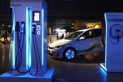 V roce 2020 bude v ČR 5 tisíc elektromobilů. Automobilky na konferenci ukazovaly budoucnost