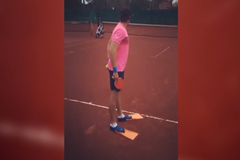 Sportovní Sociál: Z tenisty fotbalistou a fanynky odhazující svršky