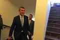 Premiér Andrej Babiš přichází na neveřejné jednání poslanců o Sýrii