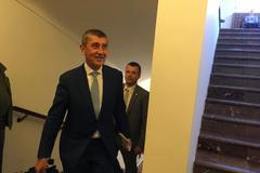 Premiér Andrej Babiš přichází na neveřejné jednání poslanců o Sýrii
