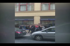 Záběry ze zatýkání skupiny cizinců, která s napadením číšníka v Praze neměla nic společného