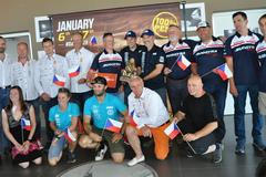 Prezentace Rallye Dakar 2019 v Praze: společná fotka Čechů