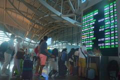 Lidé na letišti na Bali kontrolují, které lety se musely zrušit kvůli erupci sopky Mount Agung.