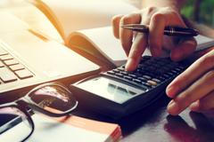 Ilustrační fotografie, dluh, peníze, účty, úvěr, půjčka, 2018