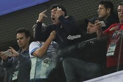 Diego Maradona ukazuje prostředníčky v zápase s Nigérií