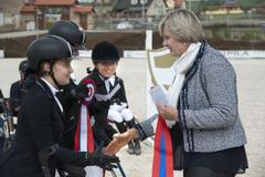 Prezidentka České jezdecké federace Olga Plachá dekoruje Anastasju Vištalovou