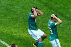 Němečtí hráči se drží za hlavy v závěru zápasu s Jižní Koreou.