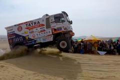 Těžká dakarská rozpinkávačka. Podívejte se na sestřih 1. etapy