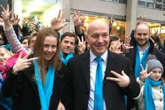 Prezidentský kandidát Pavel Fischer se svou dcerou Barborou a dalšími příznivci při setkání v Brně