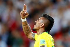 Brazilec Paulinho v utkání se Srbskem na MS 2018
