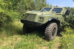 Zetor testoval obranný vůz 4x4. Gerlach přejížděl zákopy a schody
