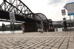 Železničnímu mostu pod Vyšehradem hrozí demolice. Pokud dojde k uzavírce, vlaky pojedou přes Braník