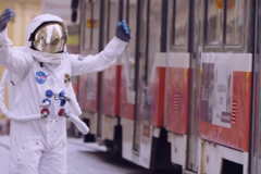 Do centra Brna spadnul astronaut. Upozornil na výstavu Cosmos discovery