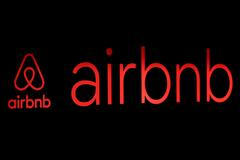 Airbnb logo ilustrační foto