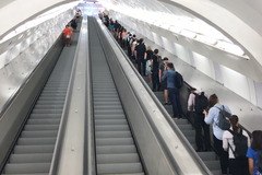 Do stanice metra Anděl se lze dostat po nových eskalatorech.