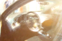 Rodiče nechali tříletou dceru v autě na slunci. Dívku zachránili strážníci