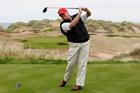 Americký prezident Donald Trump na golfu.