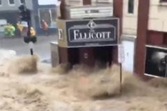 Proud vody v americkém Marylandu rozpohyboval zaparkovaná auta. Odnášel je dál ulicí