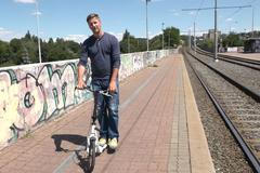 Na koloběžce do práce i na výlet. Herec a vášnivý koloběžkář radí, jak si vybrat vhodnou koloběžku