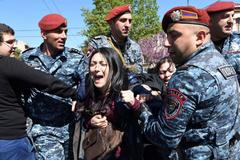 Protesty v Jerevanu kvůli jmenování bývalého arménského prezidenta Serže Sargsjana novým premiérem.