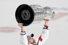 Michal Kempný zvedá Stanley Cup (2018)