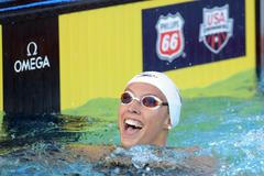 Mistrovství USA v plavání 2018: znakařka Kathleen Bakerová se raduje ze světového rekordu na 100 metrů.