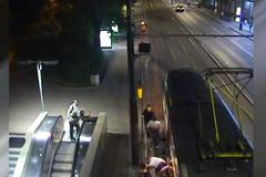 Žena si stěžovala na hluk, výtřžníci ji vykopli z noční tramvaje