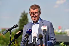 Babiš vyšel ven za demonstranty. Letěla po něm PET lahev i kobliha