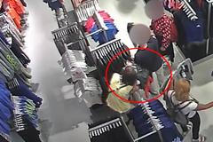 Využila chvilky nepozornosti a okradla muže při nakupování. Poznáváte podezřelou?