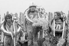 Jiří Štancl (uprostřed) se stal vítězem Zlaté přilby Československa 1974 . Druhé místo obsadil Ivan Mauger (vlevo) z Nového Zélandu, třetí byl Georgij Ivanov ze SSSR.