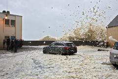 Následky bouře Eleanor u moře ve Francii.