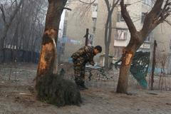 Afghánské bezpečnostní složky na místě sebevražedného útoku v Kábulu.