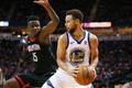 Stephen Curry, nejlepší střelec Golden State, se snaží prosadit přes obranu Clinta Capela z Houstonu