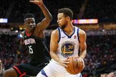 Stephen Curry, nejlepší střelec Golden State, se snaží prosadit přes obranu Clinta Capela z Houstonu