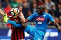 fotbal, italská liga 2017/2018, AC Milán - Neapol, Nikola Kalinič a Kalidou Koulibaly
