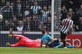 fotbal, anglická liga 2017/2018, Newcastle - Arsenal, Matt Ritchie a Petr Čech
