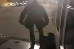 Frustrovaný pasažér opustil letadlo Ryanair nouzovými dveřmi