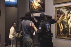 Falešní agenti fbi odhánějí návštěvníky od obrazů s nahotou