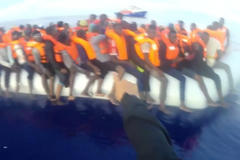 Několik dní čeká 230 migrantů na lodi Lifeline. Itálie ani Malta je nechtějí pustit do přístavů
