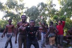 Migranti, kteří se z Maroka dostali do Ceuty.