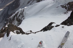 Polský lyžař Andrzej Bargiel sjel K2 jako první na světě