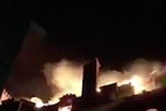 Hasiči v Londýně bojují s požárem bytového domu