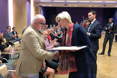 Šlechtová rozdala vyznamenání účastníkům třetího odboje. Podívejte se na rozhovor s jedním z nich