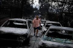 Po požáru v Řecku zůstalo jen vrakoviště. Auta ohořela na plech