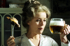 Postřižiny oslavují staré časy, žraní a pití. Menzel vypiloval poetiku pohody