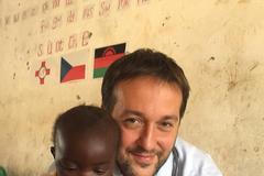 ​V ​Malawi žijí jako ve středověku,​ děti jsou podvyživené, ​díky nám jich umírá míň, říká Maďar