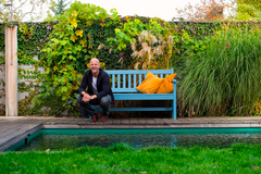 Architekti navrhují zahradní lavice. Vyfrézují do nich lidem jejich vlastní vzkazy